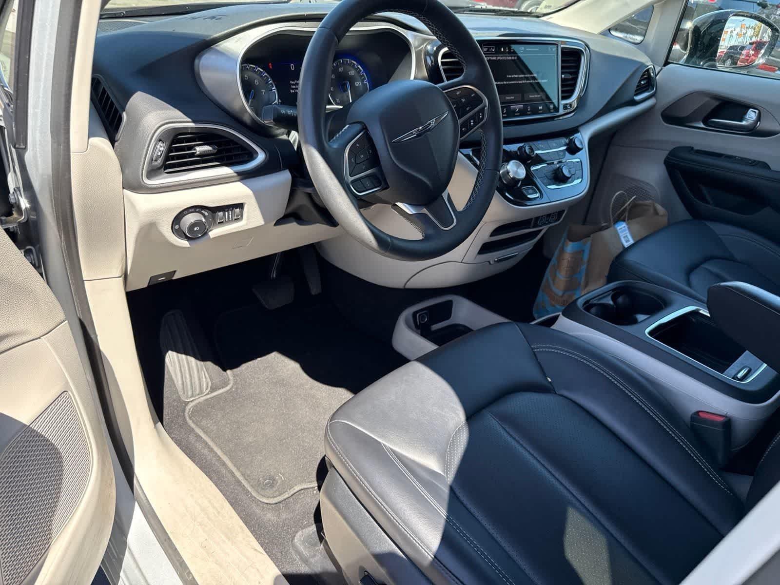 Used 2024 Silver Mist Clearcoat Chrysler Touring L image 27