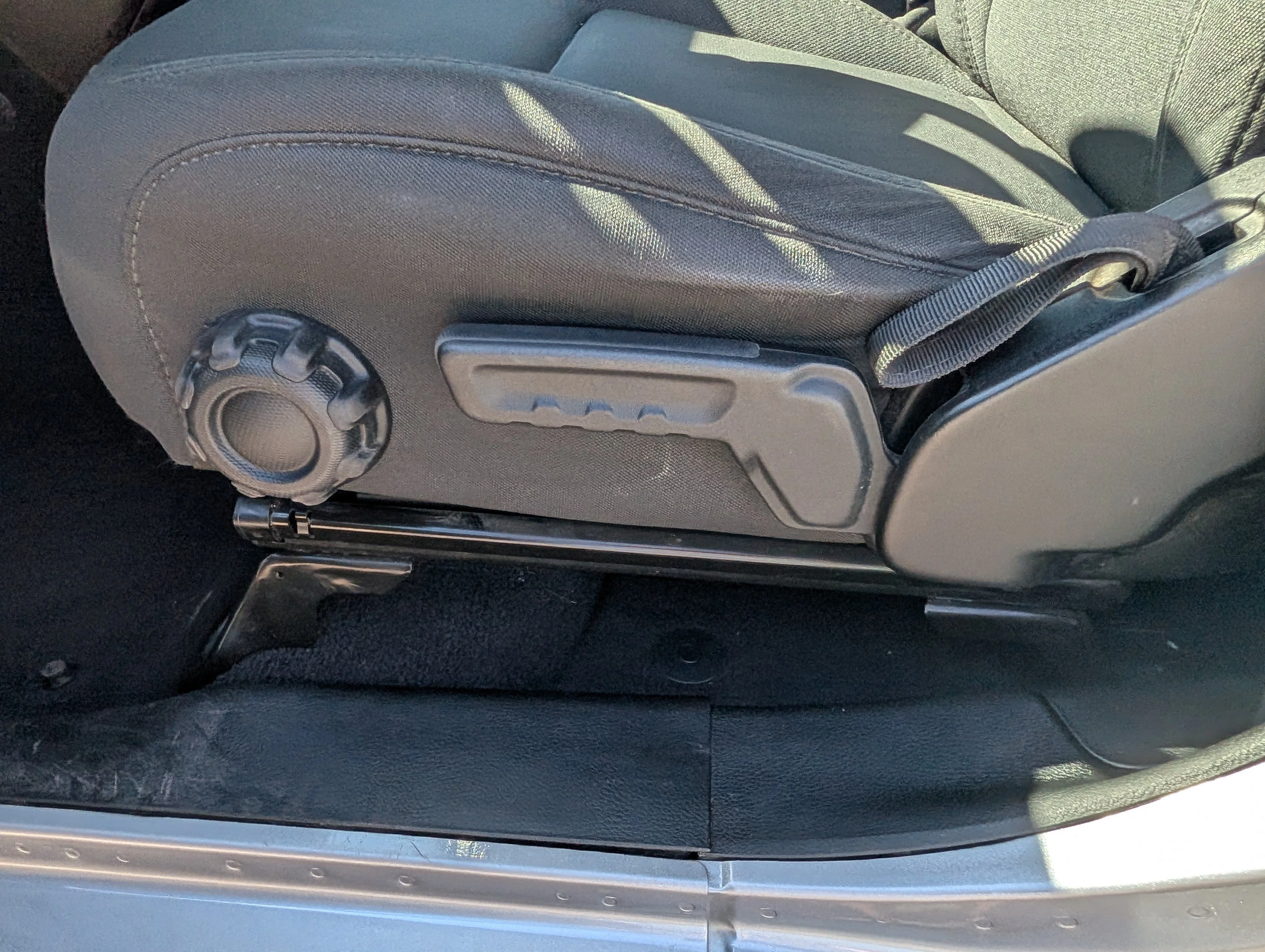 Used 2020 Billet Silver Metallic Clearcoat Jeep Sport S image 20