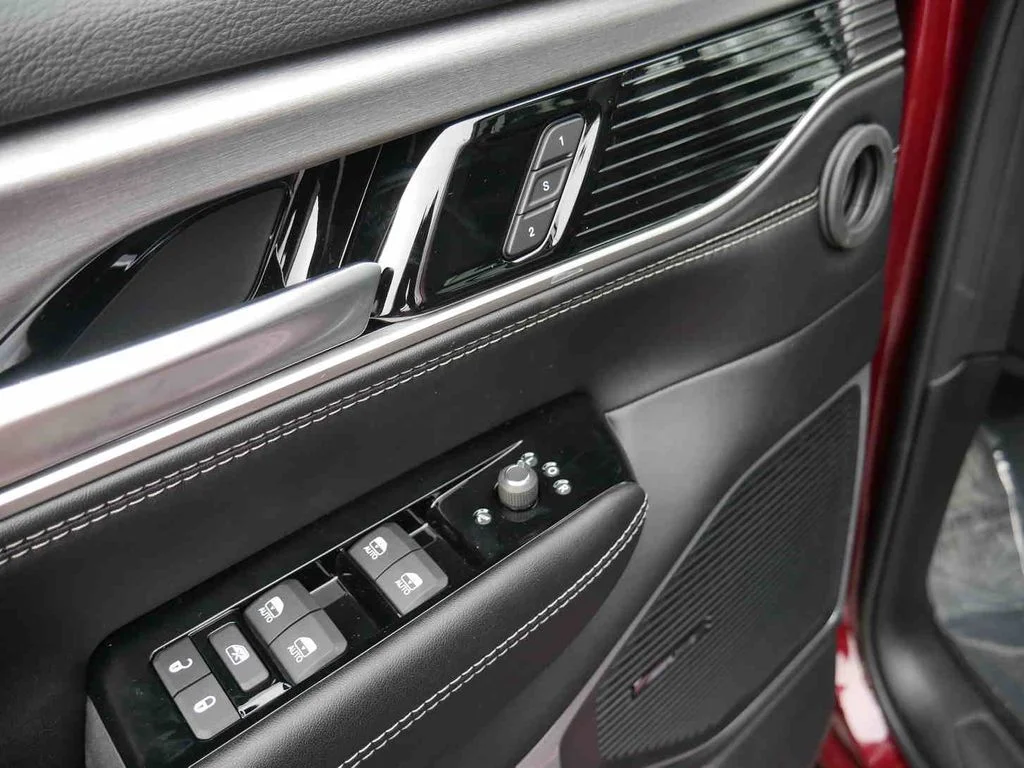 2025 Jeep Wagoneer L Series II - Photo 12