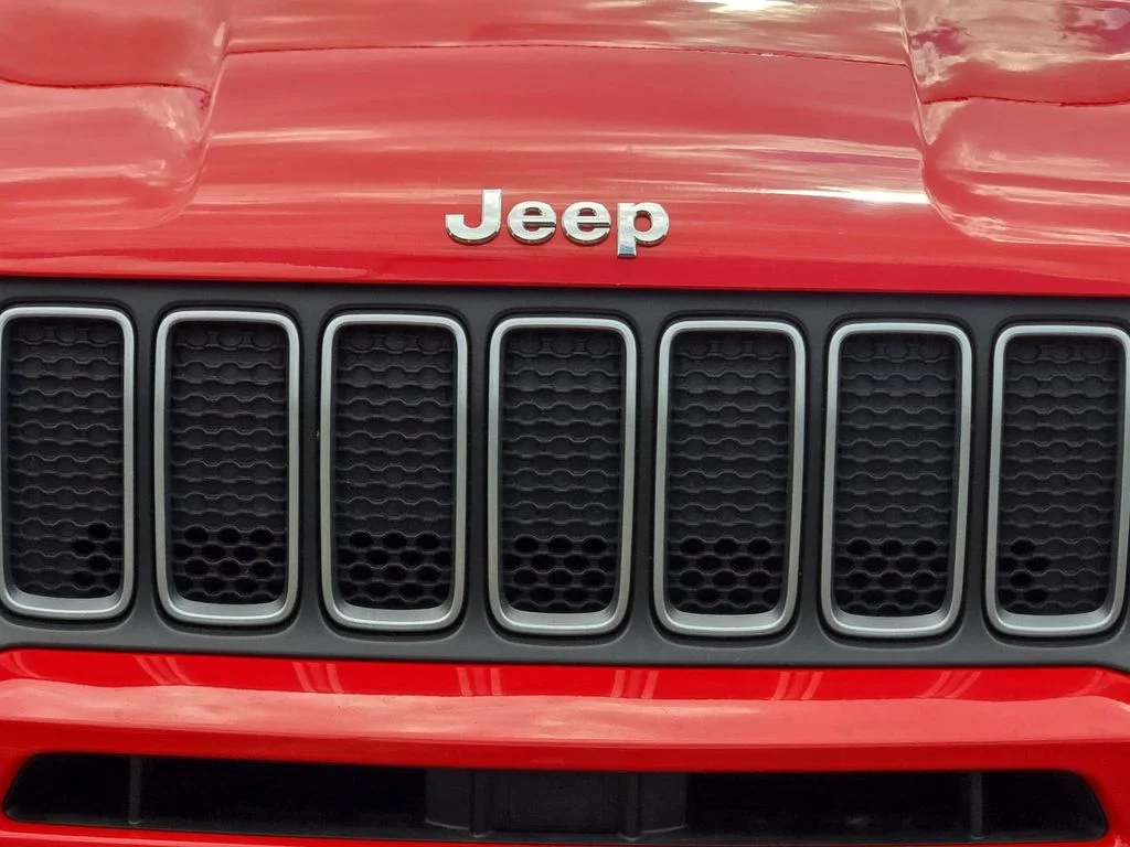 Used 2023 Red Jeep Latitude image 17