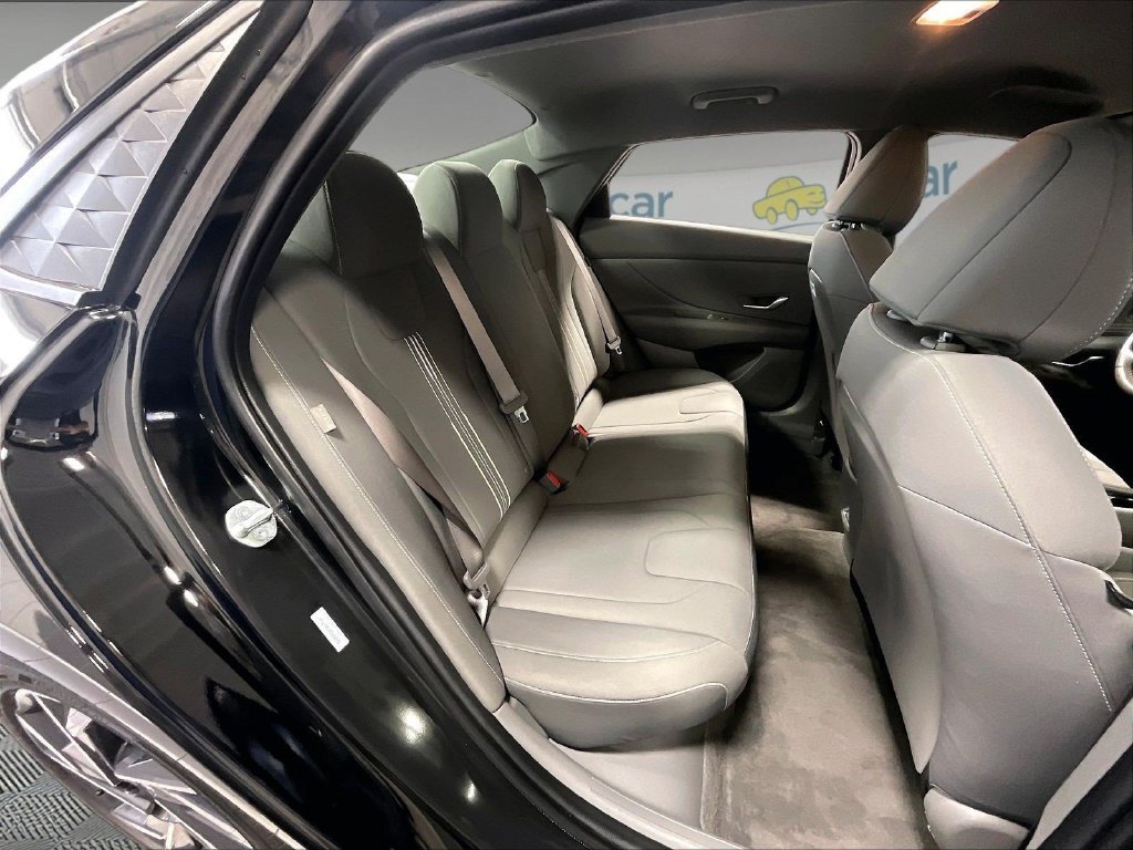 Used 2025 Black Hyundai SEL Sport image 16