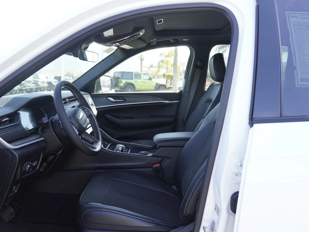 New 2026 Bright White Clear-Coat Exterior Paint Jeep Laredo Altitude image 19