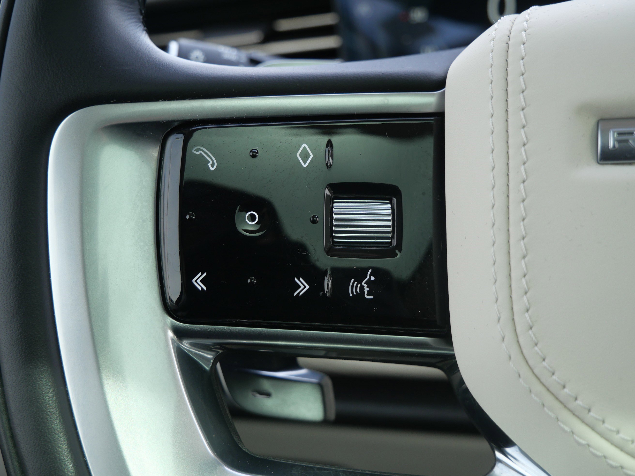 Used 2023 Fuji White Land Rover SE image 27