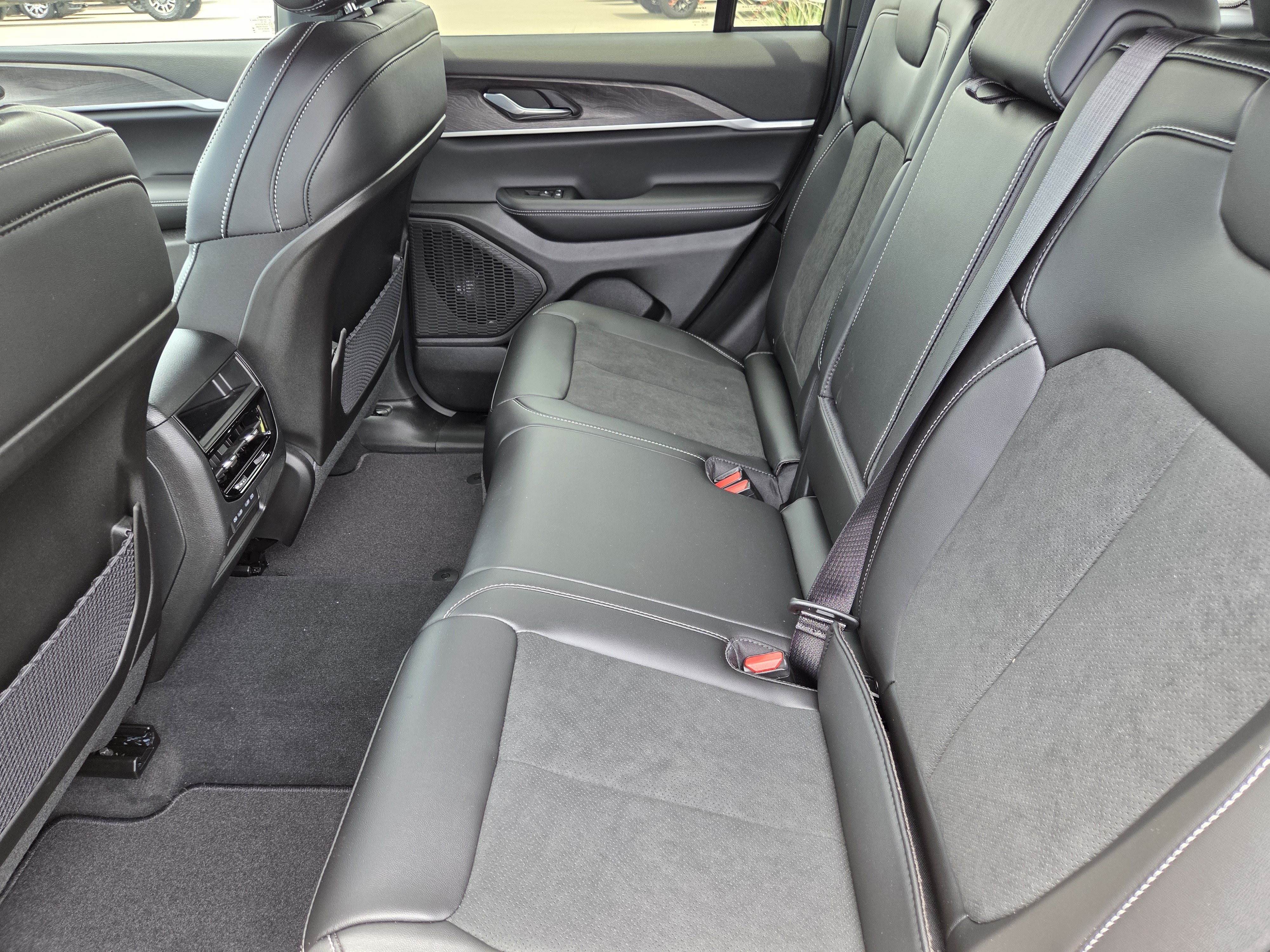 New 2026 Silver Zynith Jeep Laredo Altitude image 24