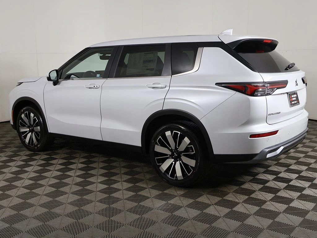 2025 Mitsubishi Outlander SE - Photo 16