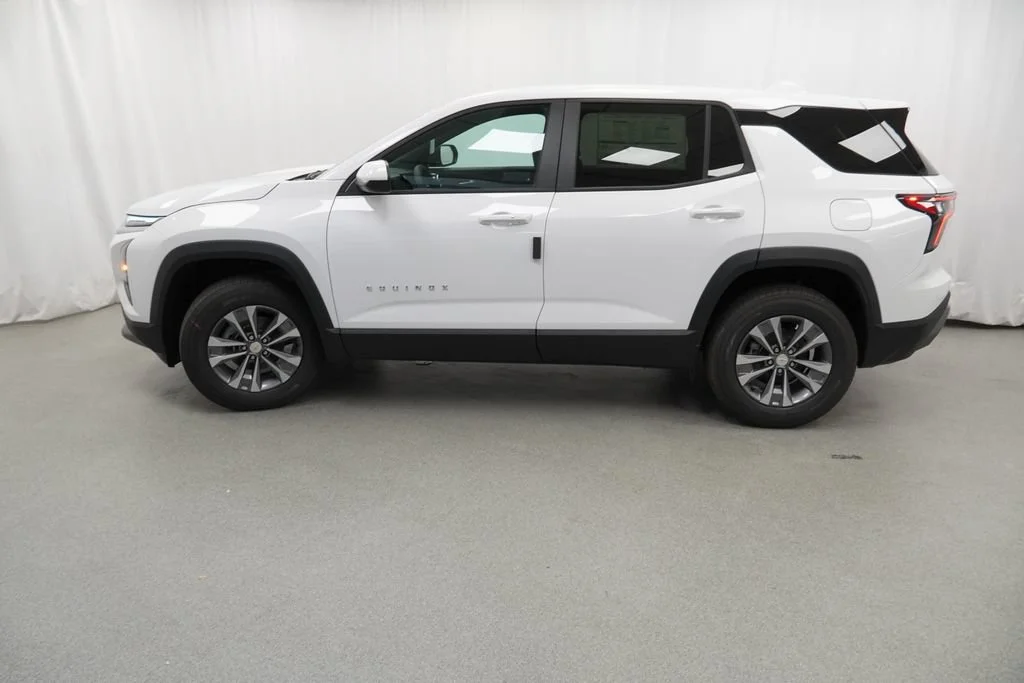 New 2027 Summit White Chevrolet LT image 36