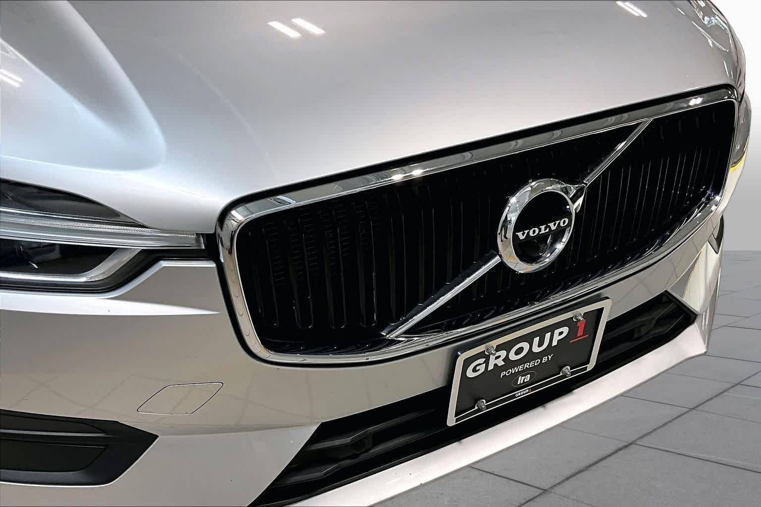 Used 2019 Bright Silver Metallic Volvo Momentum image 30