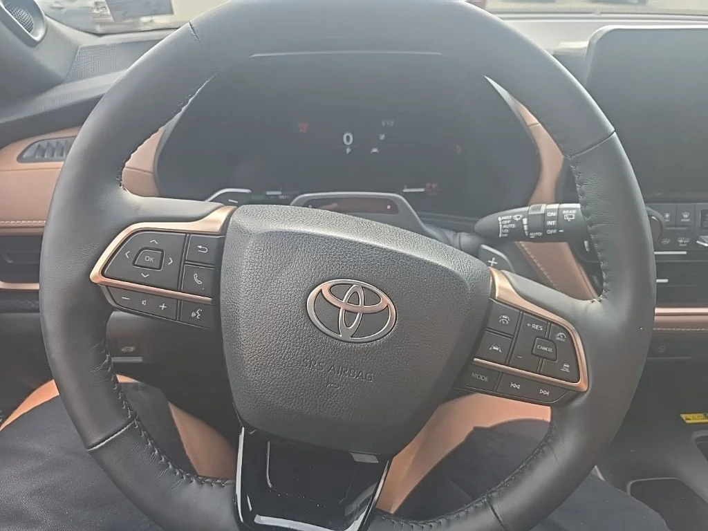 Used 2025  Toyota  image 15