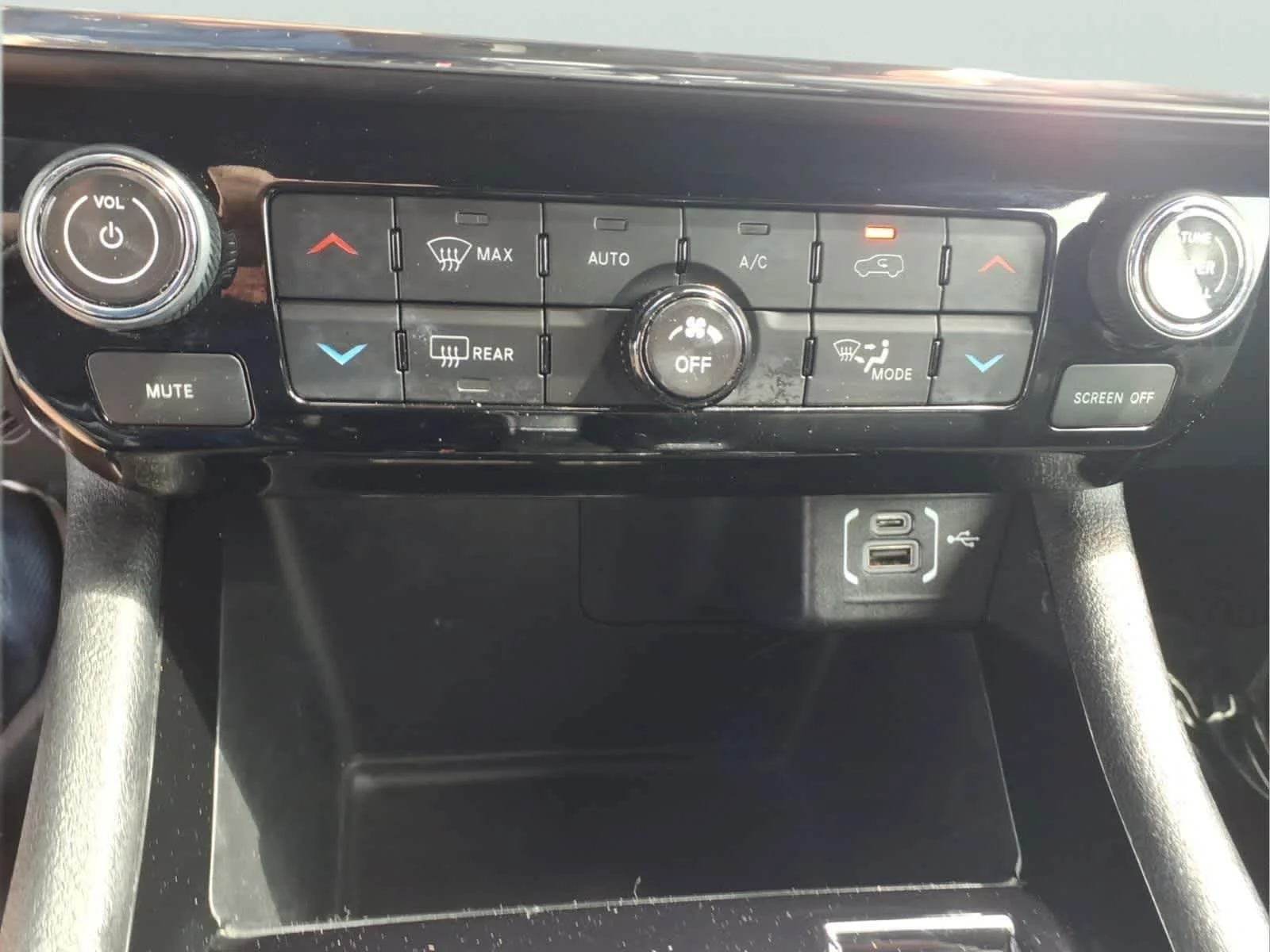 Used 2024 Sting-Gray Clearcoat Jeep Limited image 19