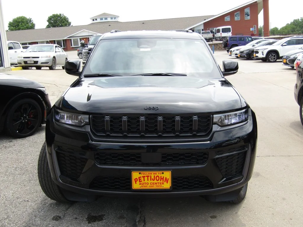 New 2026 Diamond Black Crystal Pearlcoat Jeep Altitude image 13