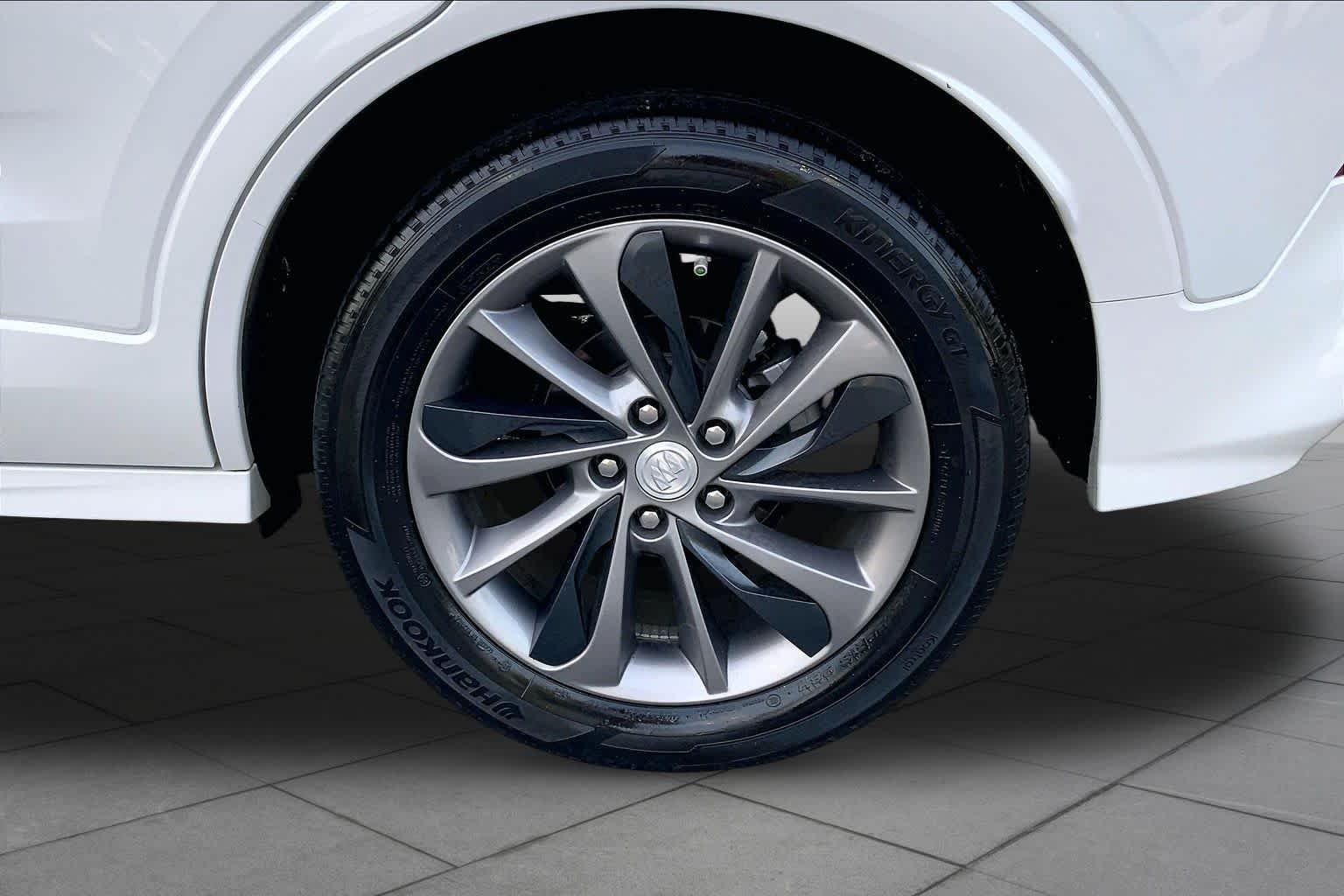 Used 2022 White Frost Tricoat Buick Select image 11