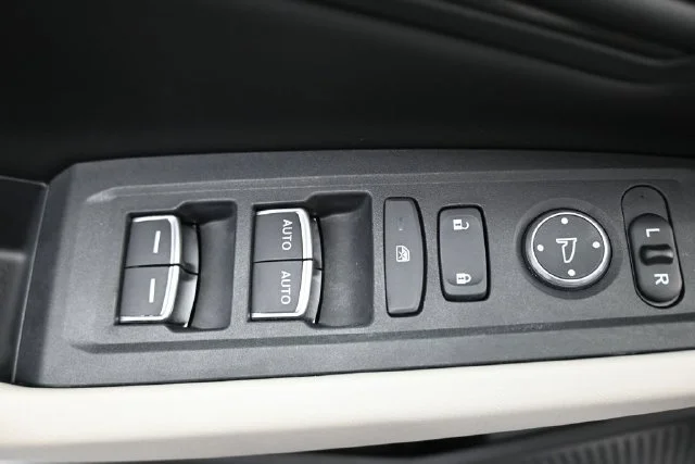 Used 2026 White Honda SE image 14