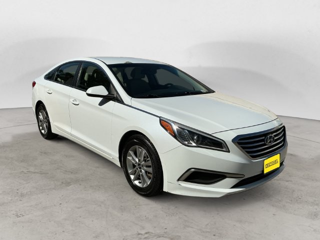 Used 2016 White Hyundai SE image 3