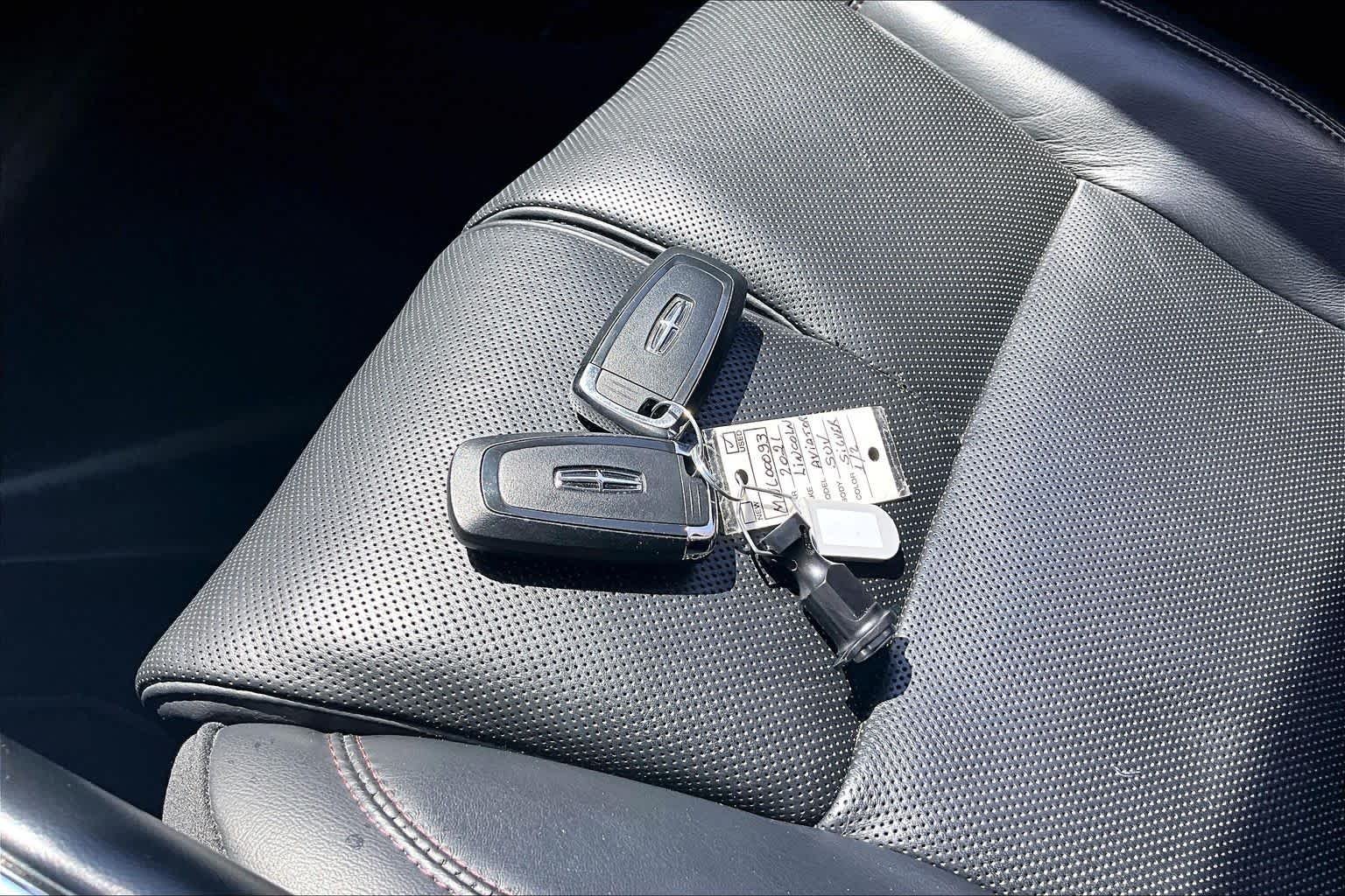 Used 2021 Silver Radiance Lincoln Grand Touring image 14