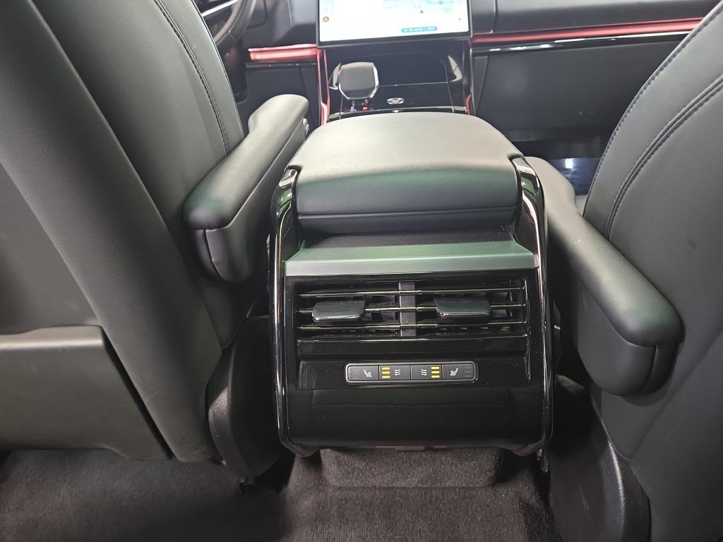 Used 2025 Fuji White Land Rover SE image 15