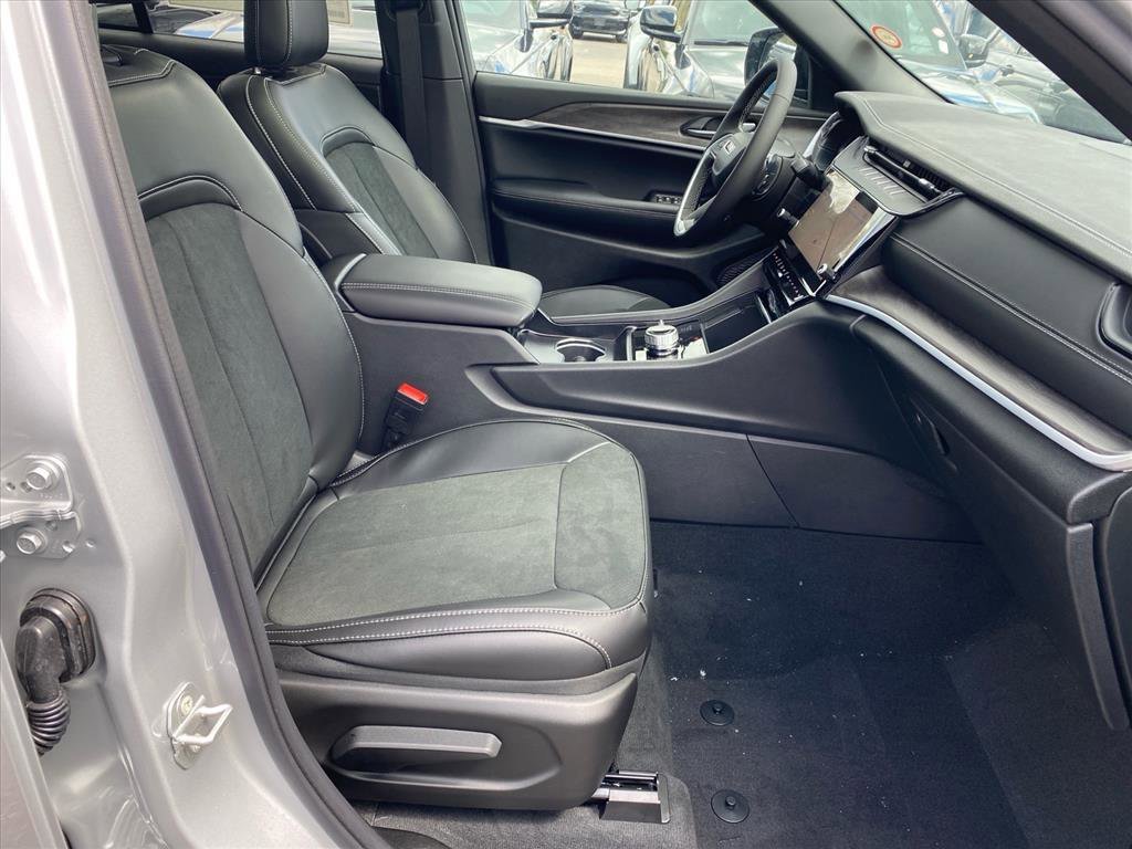 New 2026 Silver Zynith Exterior Paint Jeep Laredo Altitude image 17