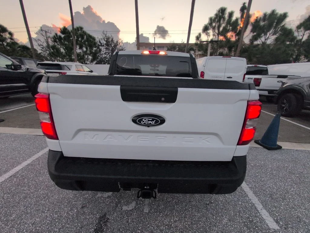 New 2025 Oxford White Ford XLT image 11