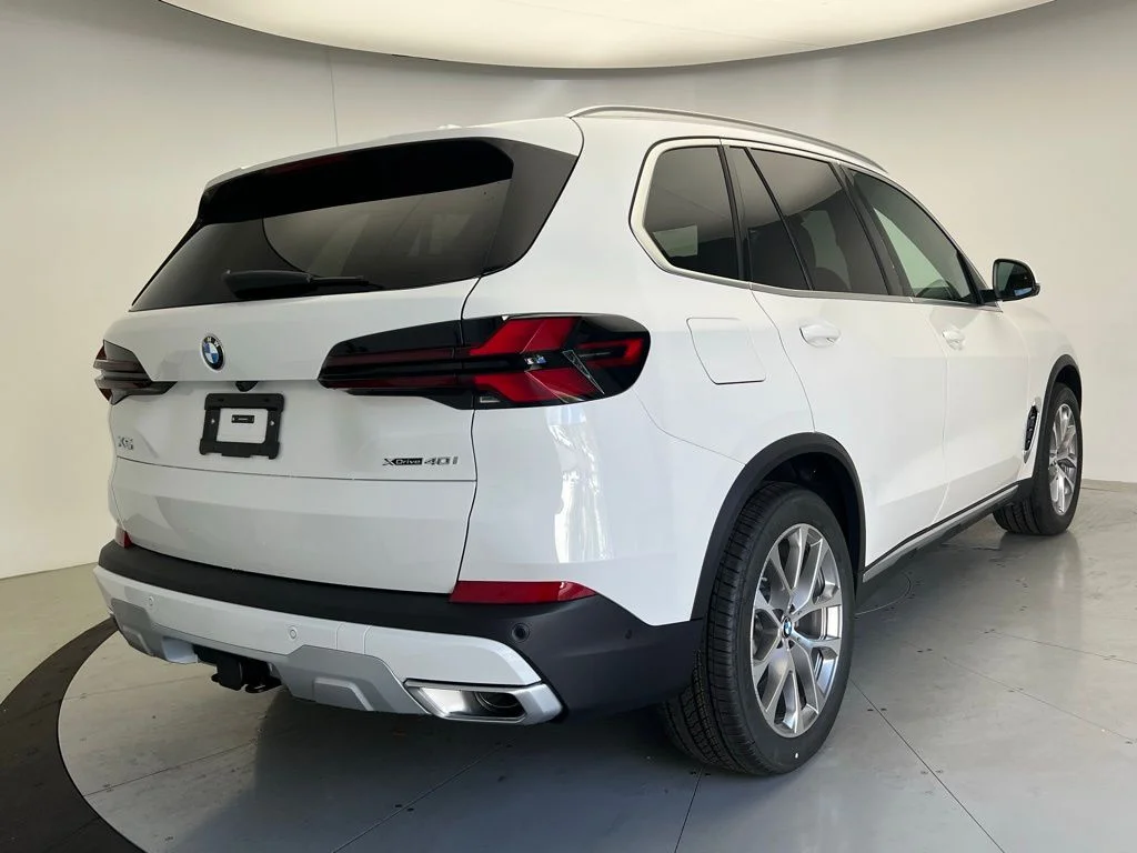 New 2026 Alpine White BMW xDrive40i image 3