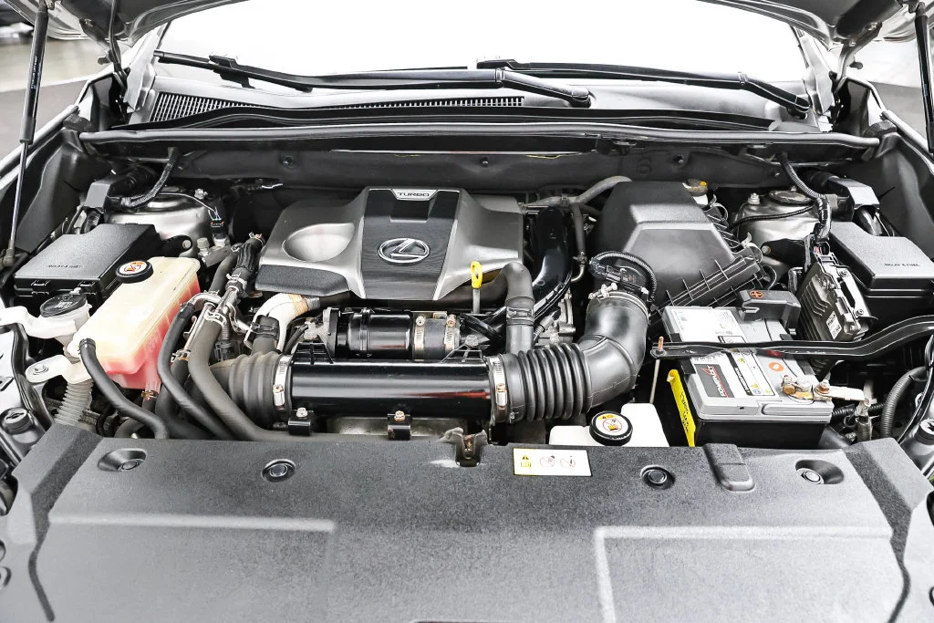 Used 2018  Lexus  image 7
