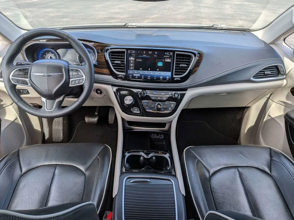 2023 Chrysler Pacifica Limited's photo