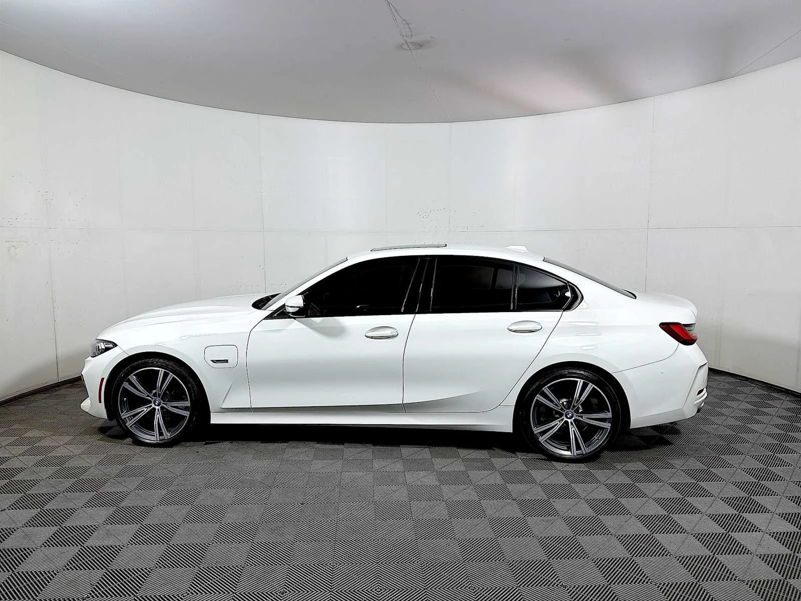 Used 2023 Alpine White BMW 330e xDrive image 4