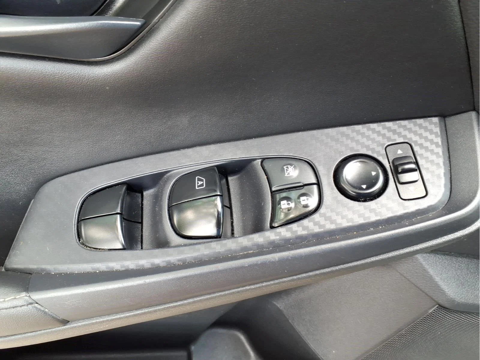 Used 2024  Nissan S image 17