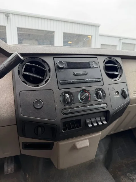 Used 2009 White Ford XL image 4