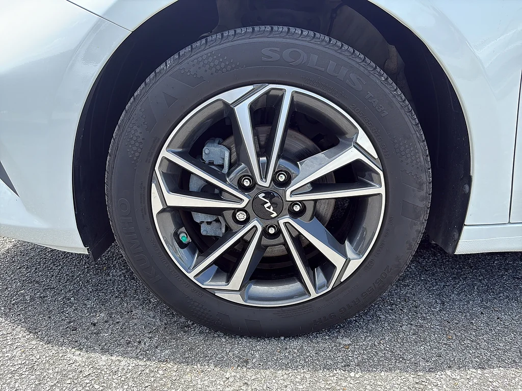 Used 2023 Snow White Pearl Kia  image 9