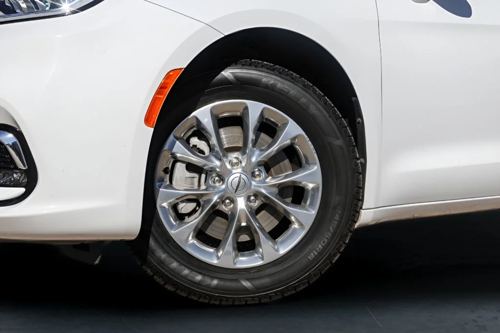 Used 2022 White Chrysler Touring L image 4