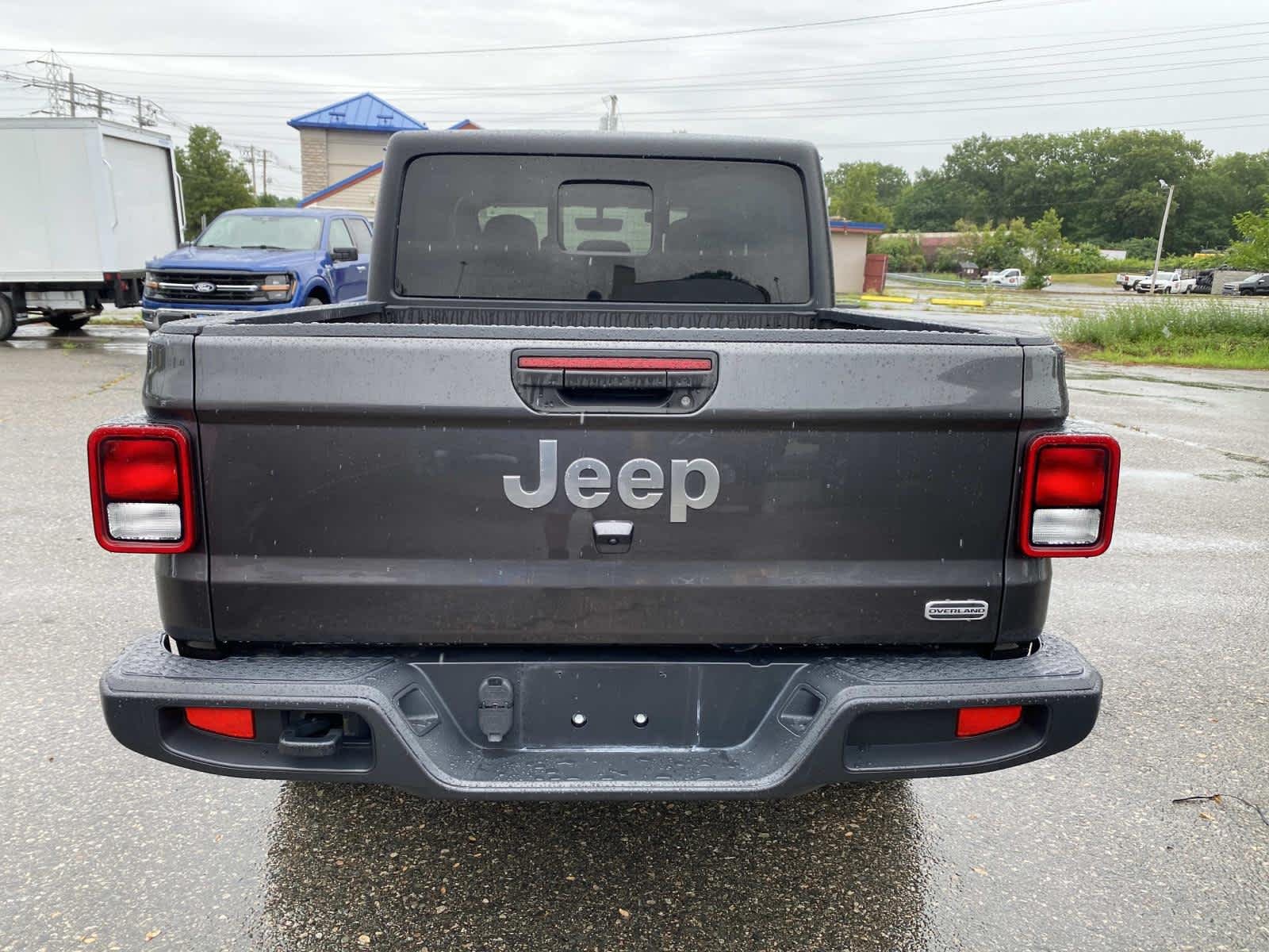 Used 2022 Granite Crystal Metallic Clearcoat Jeep Overland image 4