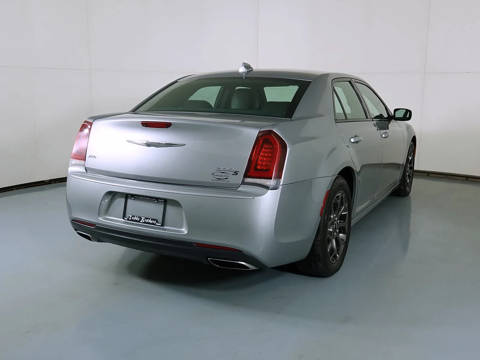 Used 2017 Billet Silver Metallic Clearcoat Chrysler 300S image 3