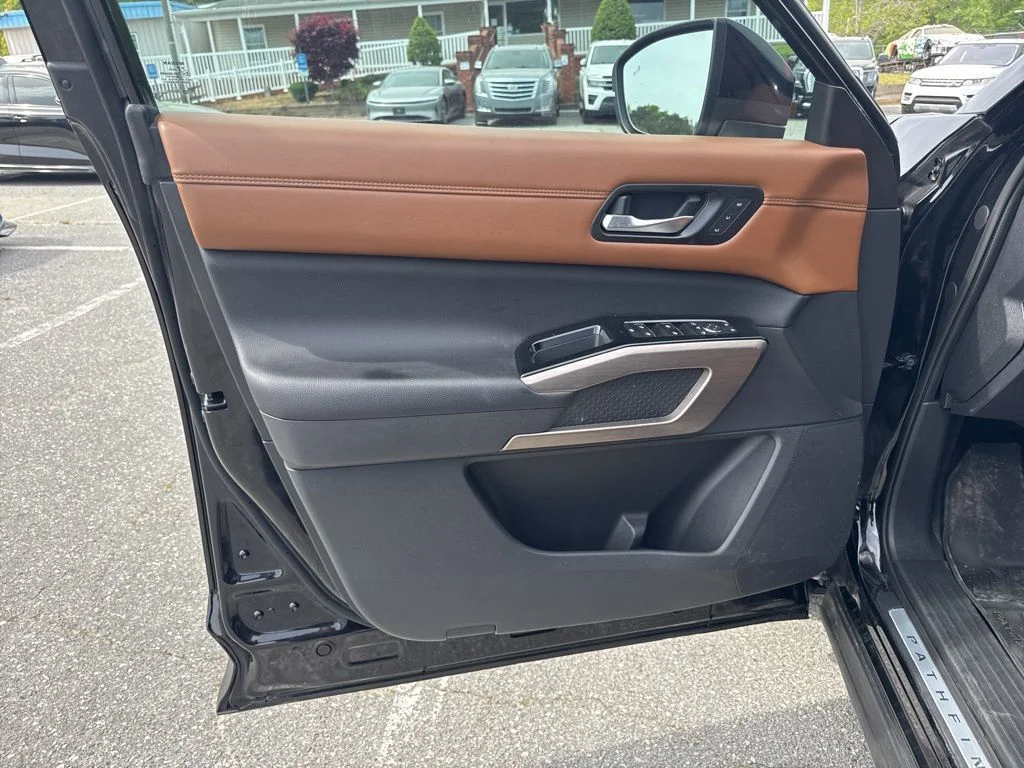 Used 2023 Black Nissan Platinum image 28