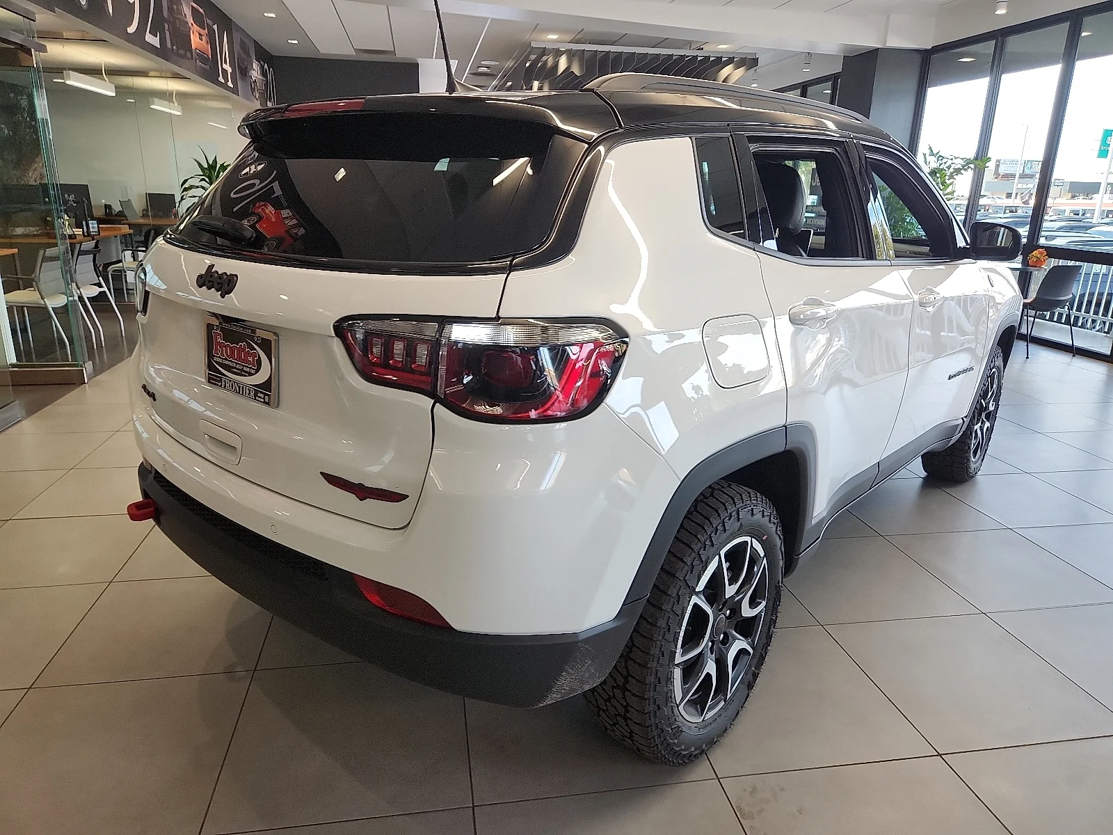 New 2027 Bright White Clear-Coat Paint Jeep TRAILHAWK 4X4 image 4