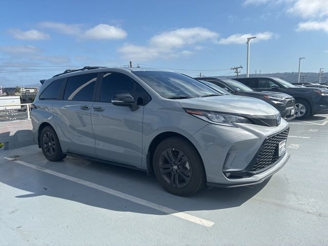 2025 Toyota Sienna XSE 7-Passenger Hybrid AWD's photo