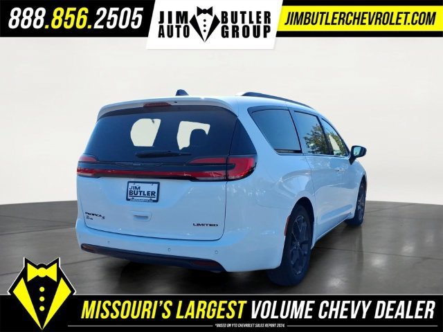 Used 2025  Chrysler Limited image 24