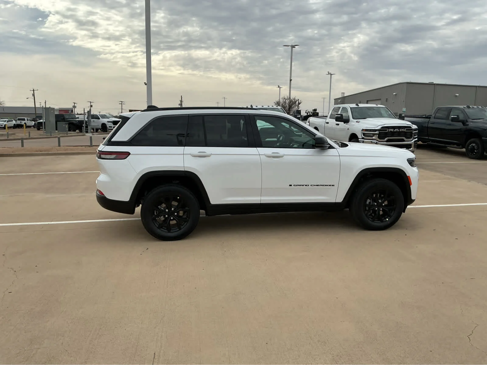 New 2026 Bright White Clear-Coat Exterior Paint Jeep Laredo Altitude image 5