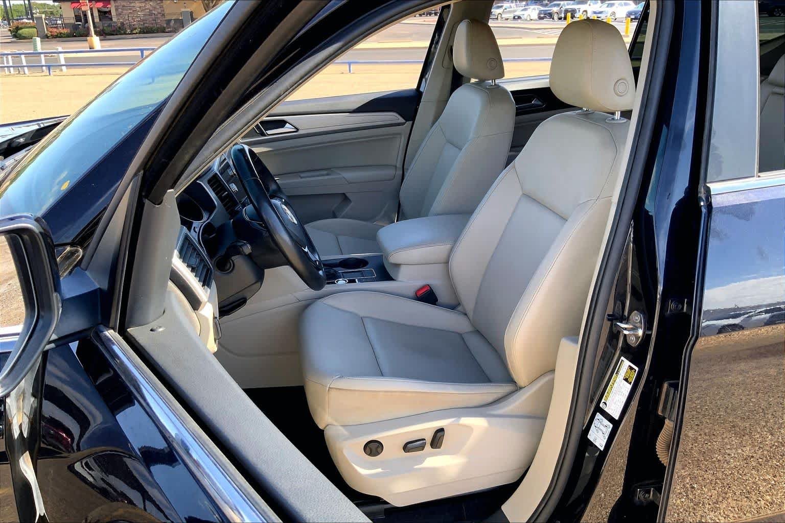 Used 2019 Deep Black Pearl Volkswagen 3.6L V6 SE image 8