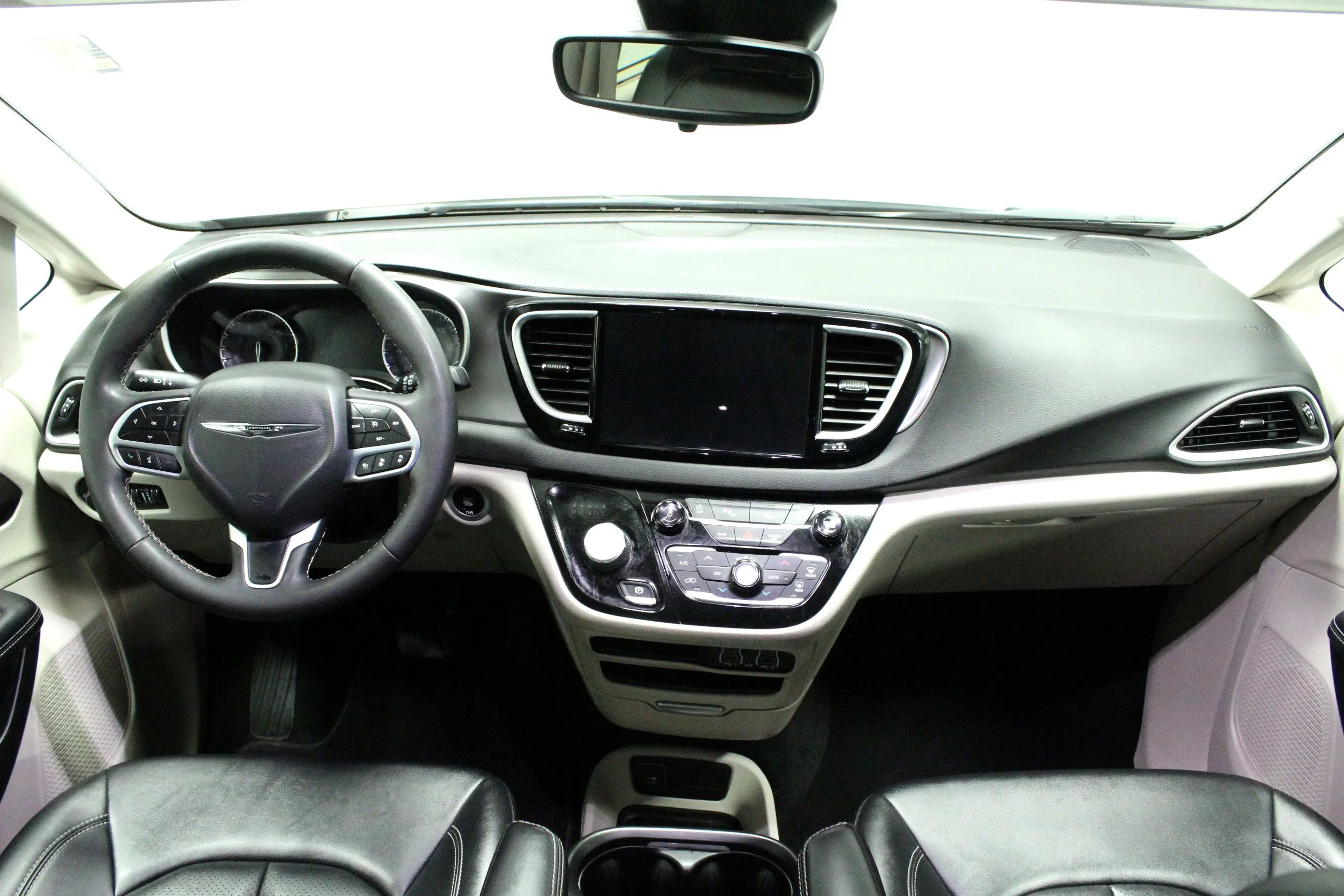 Used 2024 Silver Mist Clearcoat Chrysler Touring L image 20