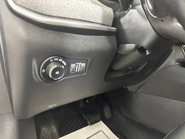 Used 2022  Jeep Latitude Lux image 19