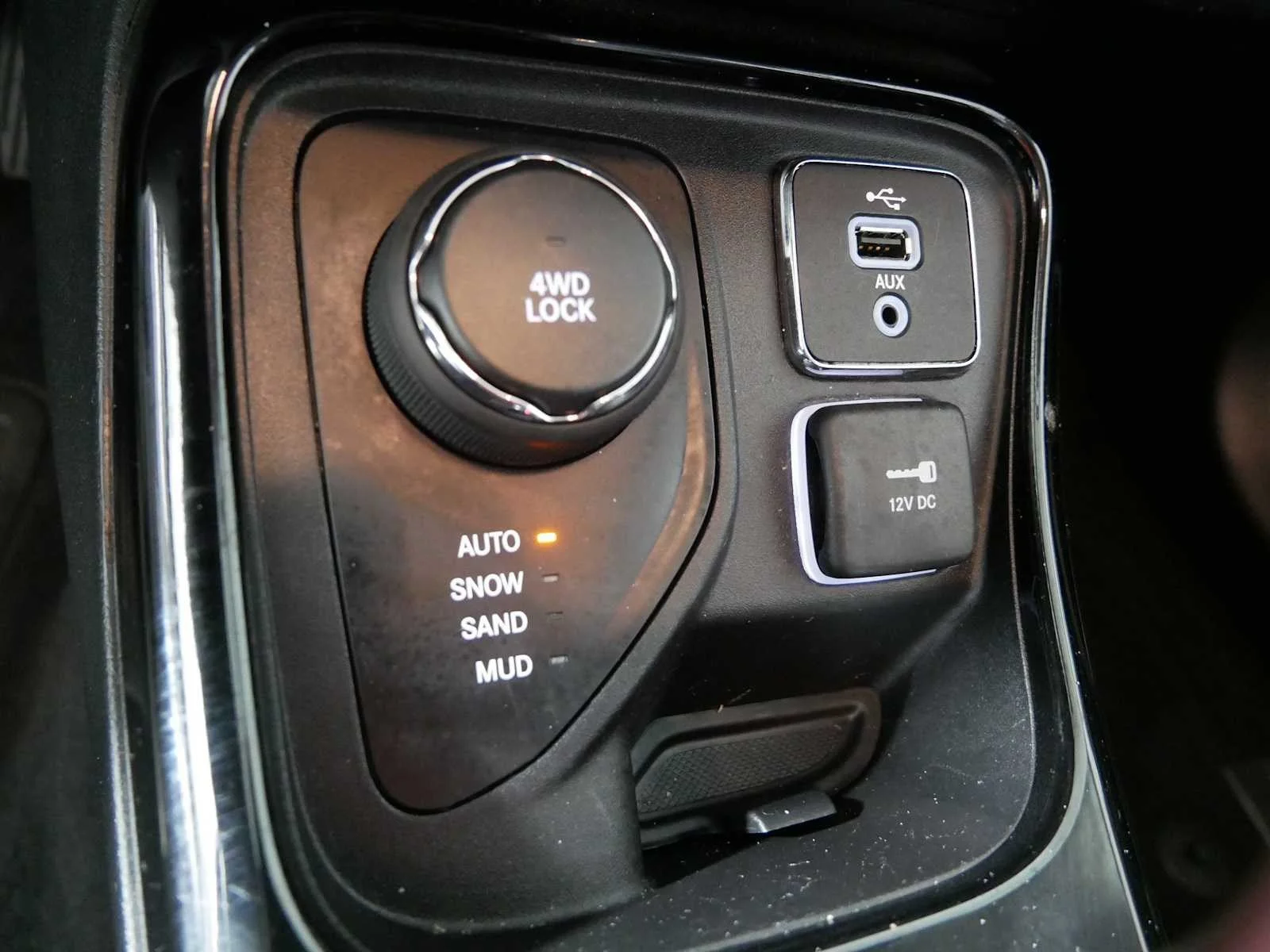 Used 2018 Billet Silver Metallic Clearcoat Jeep Limited image 30