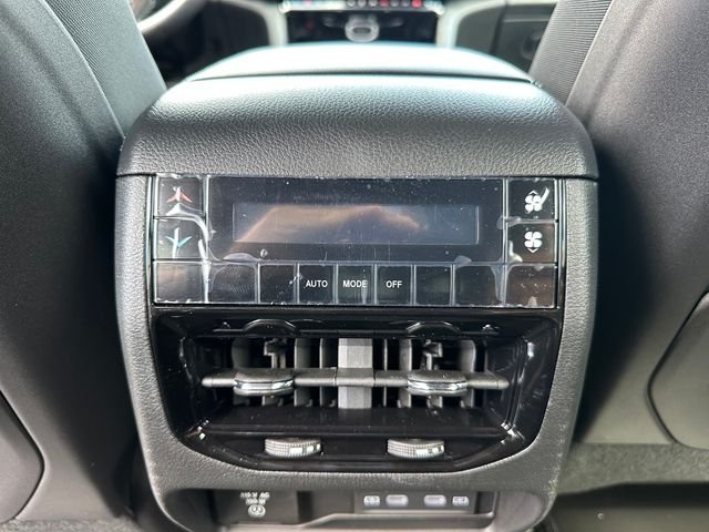New 2026 Diamond Black Crystal Pearl-Coat Exterior Paint Jeep Altitude image 15