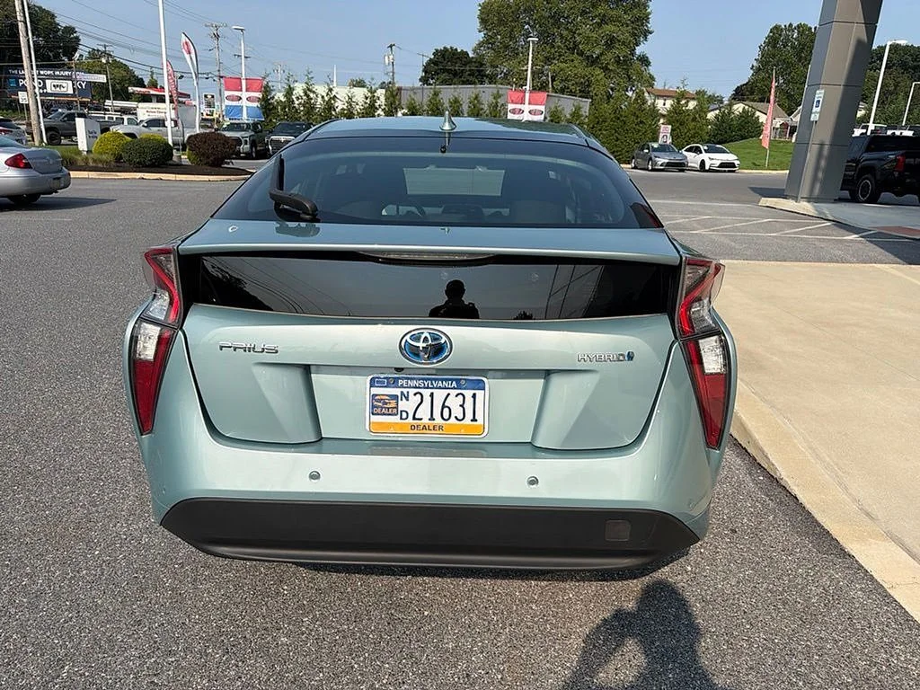 Used 2018 Beige Toyota Three image 4