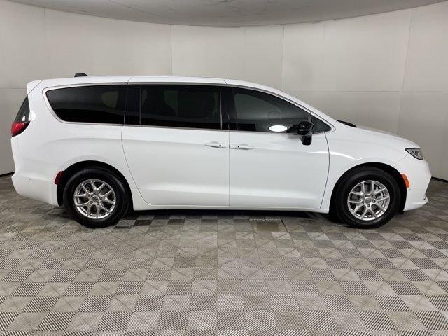 New 2025 Bright White Clear-Coat Exterior Paint Chrysler Select image 9