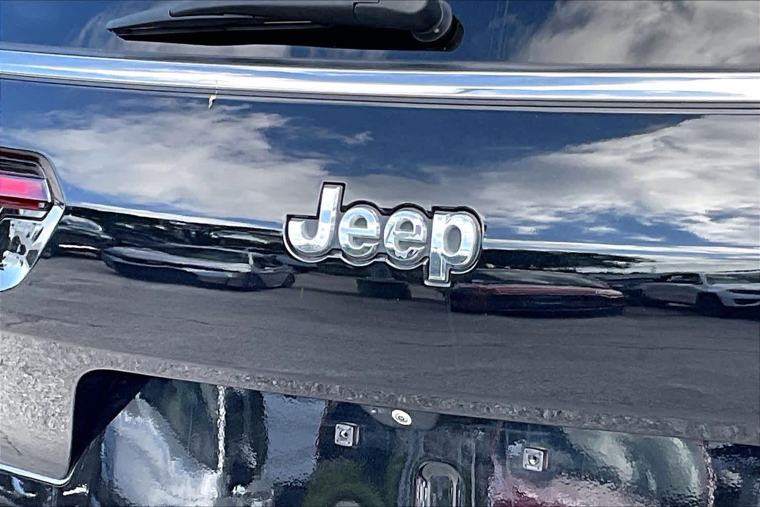 Used 2024 Diamond Black Crystal Pearlcoat Jeep Limited image 28