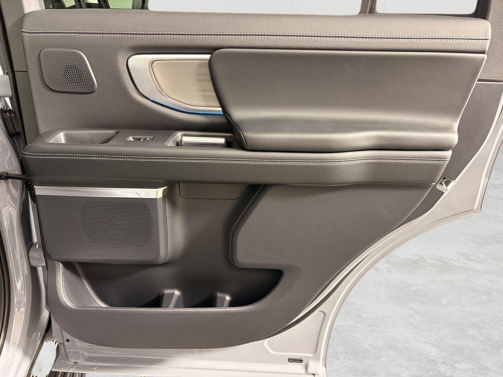 New 2026 Glacier Gray Metallic Tri-Coat Ford Platinum® image 21
