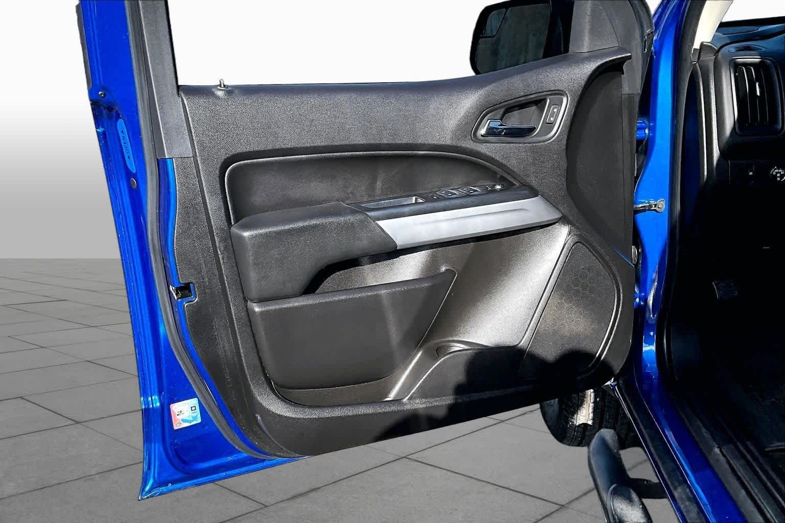 Used 2018 Kinetic Blue Chevrolet 2WD LT image 24