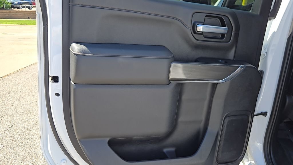 Used 2022 White GMC AT4 image 22