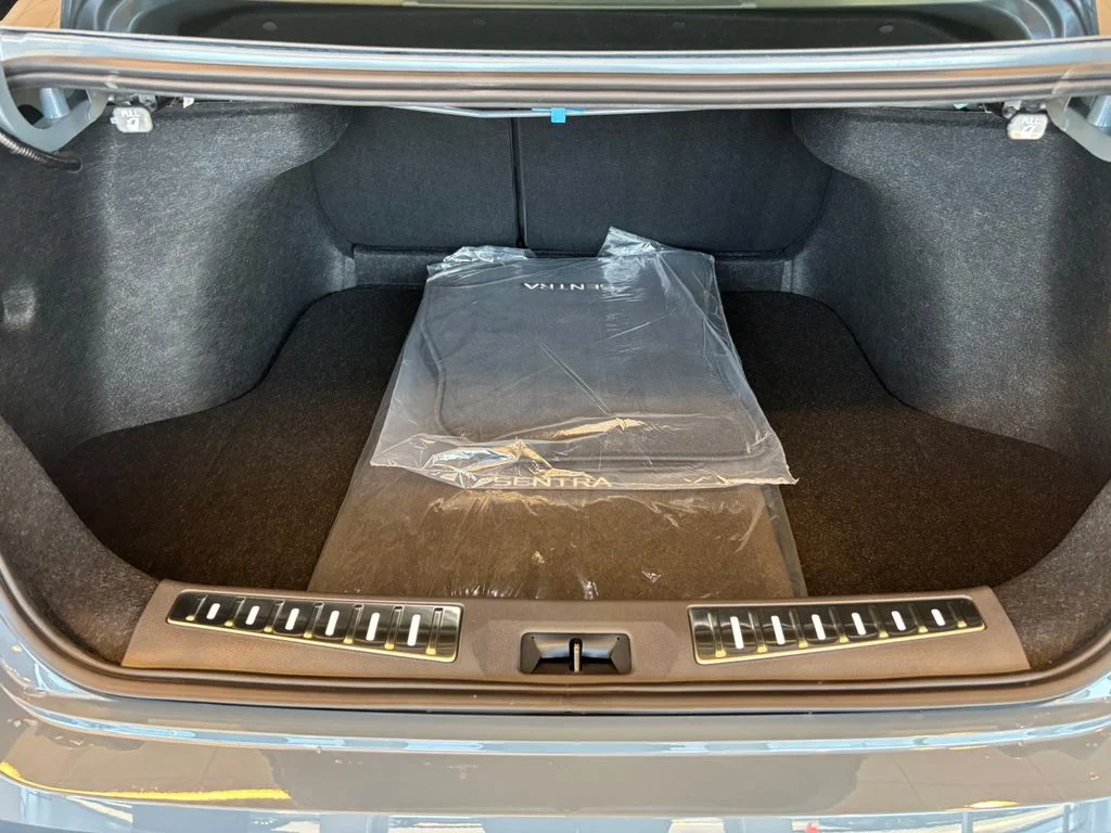 New 2026 Atlantic Gray Metallic / Super Black Two-tone Nissan SR image 29