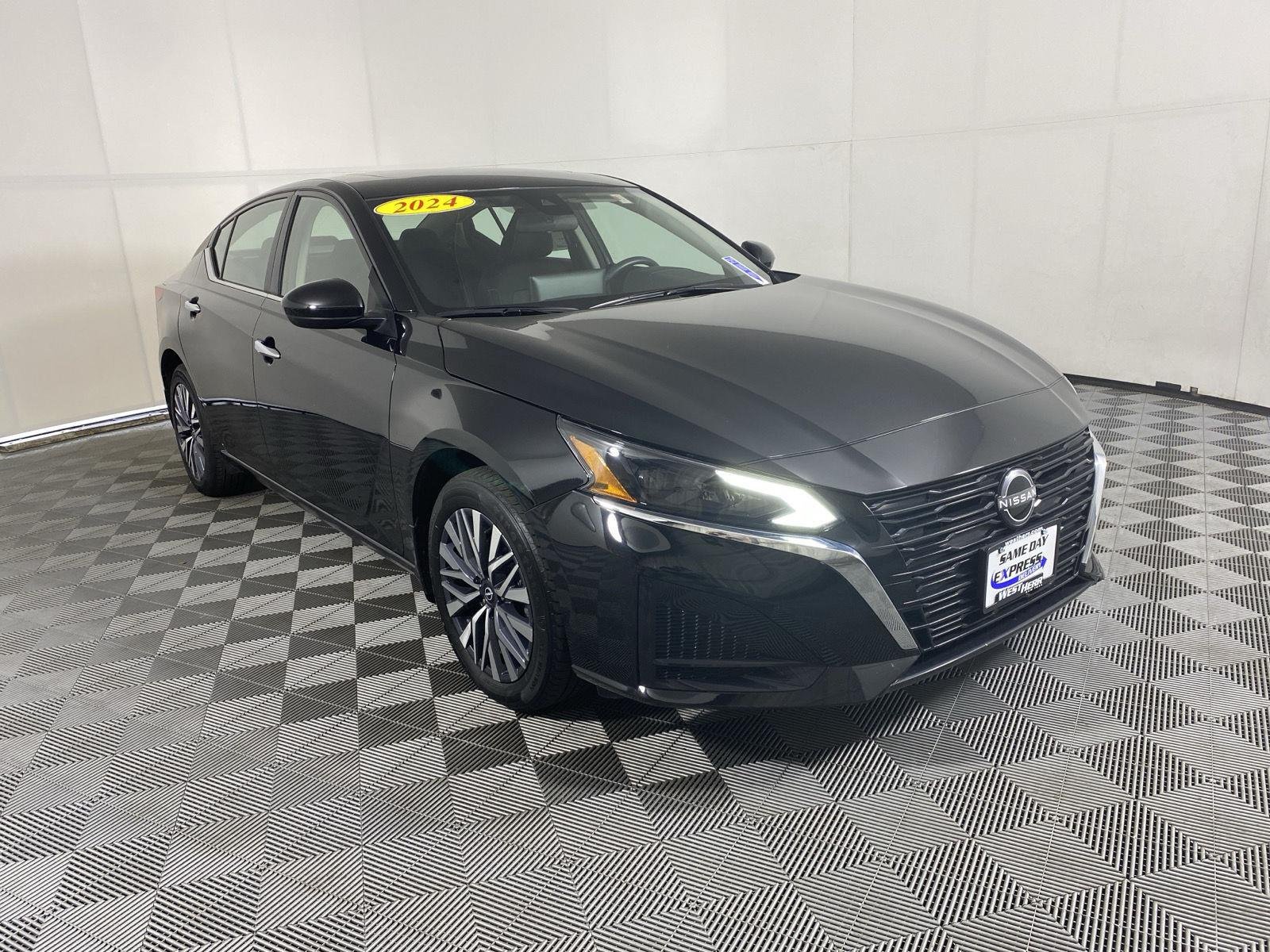 Used 2024 Super Black Nissan 2.5 SV image 10