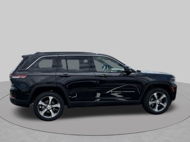 New 2026 Diamond Black Crystal Pearl-Coat Exterior Paint Jeep Limited image 6
